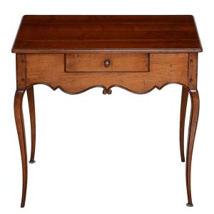 <B>Mesa auxiliar</b> francesa, provençal, construída em madeira clara. Caixa retangular com gaveta anterior. Saia e pernas em graciosas ondulações. Puxador metálico. Med. 66 x 70 x 43 cm