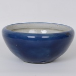 <b>"Bowl"</b> em porcelana chinesa decorada em esmalte monocromático azul índigo. Séc. XVIII / XIX. Alt. 12,5 cm; Diâm. 26 cm