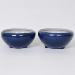 <b>Conjunto de dois "bowls" </b>em porcelana chinesa, cobertos por esmalte monocromático azul índigo. Séc. XVIII / XIX. Alt. 13 e 13,5 cm; Diâm. 26 e 25,5 cm