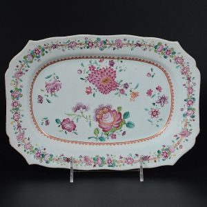 <B>Travessa</b> de forma retangular com borda chanfrada e levemente movimentada em porcelana Companhia das Índias decorada em rica policromia florida nos esmaltes da Família Rosa. Realces a ouro. Séc. XVIII. Med. 26 x 18 cm