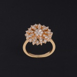<B>Anel</b> em ouro amarelo 18k, mandala tipo chuveiro, cravejado de brilhantes Amsterdan redondos. Peso 5,4 gramas.