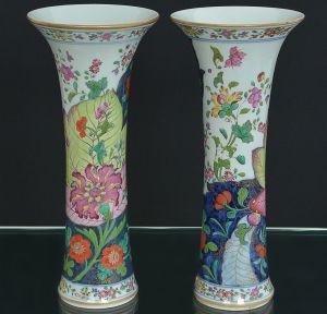 Raro <b>par de vasos corneta</b> em porcelana Companhia das Índias decorada em policromia nos esmaltes da Família Rosa no padrão "Folha de Tabaco". Séc. XVIII. Um deles com pequeno restauro na borda. Alt. 38,5 cm