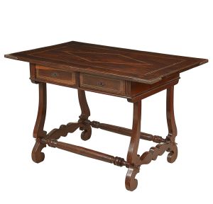 Bela <b>mesa colonial</b> do início do séc. XIX, de forma retangular, construída em jacarandá. Duas gavetas anteriores e duas posteriores, essas simuladas. Pernas de movimentos ondulatórios unidas por travessões torneados. Decoração com filetes embutidos, em marfim, sendo a parte central losangular. Cantoneiras e adornos metálicos de época. Med. 79 x 118 x 74,5 cm