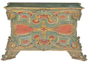 <B>Arca </b>brasileira do séc. XIX em madeira. Apresenta forma retangular, levemente abaulada, e profusos entalhes em composições com volutas em pátina verde e vermelha com realces a ouro. Tampo rebatível com interior vermelho. Séc. XIX. Med. 80 x 132 x 55 cm