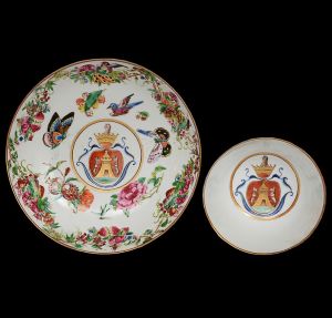 <B>Sétimo Conde da Ribeira Grande</b> (José Maria Gonçalves Zarco da Câmara)  "Bowl" para chá com seu pires em porcelana Companhia das Índias pertencente ao serviço do referido nobre. Ao centro brasão de armas e restante do conjunto preenchido por rica policromia com flores, frutos, borboletas e pássaros. Séc. XIX. Referências bibliográficas à pág. 140 do livro "Louça da Aristocracia no Brasil", por Jenny Dreyfus. Alt. do "bowl" 4,5 cm; Diâm. do pires 14,5 cm