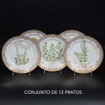 <B>Conjunto de 12 pratos para entradas</b> em porcelana dinamarquesa da importante manufatura Royal Copenhagen, modelo <b>"Flora Danica"</b>. Cada peça, inteiramente pintada à mão em belíssima policromia com suas designações botânicas e numeração no verso. Apresentam bordas em mínimos picotados cobertos a folha de ouro. Diâm. 22 cm