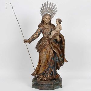<b>Imagem de São José de Botas com o Menino Jesus </b>em madeira. Veste em plissados com manto movimentado onde apoia-se o menino ao braço esquerdo. Bela policromia realçada a ouro. Resplendor e cajado em prata. Séc. XVIII. Alt. sem o resplendor 63 cm