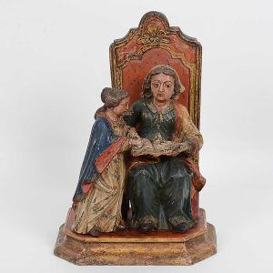 <b>Imagem de SantAnna com a Virgem</b>, brasileira, em madeira. SantAnna encontra-se sentada, em trono de longo espaldar na cor vermelha, com o evangelho na mão. A virgem encontra-se de pé, a seu lado. Veste e mantos de ambas em pregueados e policromados em azul, bege e detalhes em vermelho. Minas Gerais. Séc. XVIII. Alt. 36 cm; Larg. 25 cm; Prof. 18 cm