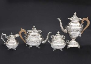 Belíssimo <b>serviço para chá e café</b> em prata portuguesa decorada em estilo neoclássico com frisos gomados e guirlandas floridas. Pegas das tampas modeladas em pinhas e pés em garras ladeadas por volutas. Alças dos bules em madeira. Constando de exuberante bule para café, bule para chá, leiteira e açucareiro. Contraste da cidade do Porto de LUIS ANTONIO RODRIGUES DE ARAÚJO (1843 a 1853), marca do prateiro ANTONIO PEREIRA CANAVESES, mas sob o reg. nº 693 no livro de "Vidal" pág.73. Alt. do bule de café 34 cm. Peso 3770 gramas.