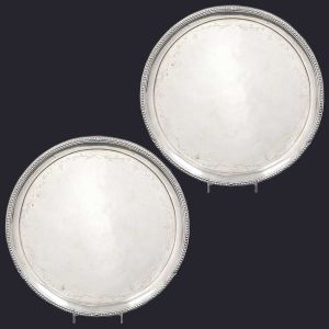 <B>Par de salvas </b>circulares em prata portuguesa do séc. XVIII. Fundo gravado com guirlandas e apicoados e aba perolada. Pés no estilo. Marca de ourives do Porto Manuel Martins Alves Fendas, de fins do séc. XVIII e princípio do séc. XIX (dos registros de Vicente Manuel de Moura). Peso 2175 gramas. Diâm. 35,5 cm