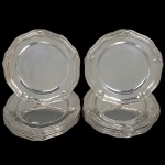 <B>Conjunto de 12 "sousplats" </B>em prata 925 ml, provavelmente sul-americana ou mexicana. Borda movimentada decorada com filetes intercalados por "coquilles". Diâm. 29 cm. Peso 8300 gramas.