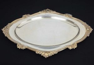 <b>Travessa </b>oval em prata "vermeil" repuxada e cinzelada. Centro liso e borda movimentada decorada com volutas e filetados. Apresenta brasão armorial. Contraste da cidade de Londres de 1851 e marca dos prateiros EDWARD, JOHN E WILLIAM BARNARD. Med. 61 x 45 cm. Peso 3060 gramas.
