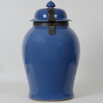 Grande <b>potiche</b> de formato balaústre em porcelana chinesa, decorado com coberta monocromática azul. Bojo abaulado encimado por tampa abobadada realçada por fecho em bronze patinado. Séc. XVIII. Alt. 62 cm