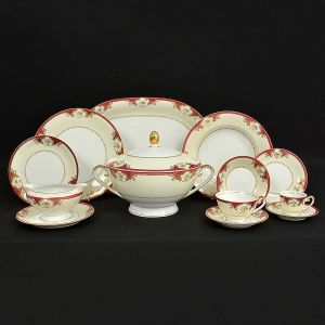 <b>Serviço de jantar </b>em porcelana japonesa decorada com salpicados de flores e composições com arabescos em fúcsia e ouro. Marca da manufatura no verso. Constando de 24 pratos rasos, 11 pratos fundos, 24 pratos de sobremesa, 12 lavandas c/ pires, 1 sopeira c/ tampa, 1 legumeira c/ tampa, 1 "bowl" redondo, 3 travessas ovaladas, 1 molheira, 12 xícaras de chá c/ pires, 12 xícaras de café c/ pires, 1 bule p/ chá, 1 bule p/ café, 2 leiteiras e 1 açucareiro. Marca da manufatura no verso. Total de 107 peças.