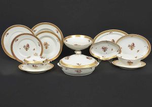 Belíssimo e extenso <b>serviço de jantar</b> em porcelana dinamarquesa ROYAL COPENHAGEN. Decoração em tonalidades de sépia e ouro com vaso florido ao centro e borda com largo friso de goivos e três ramagens esparsas. Marca da manufatura e cada peça numerada no verso. Constando de 41 pratos rasos, 16 pratos fundos, 6 pratos fundos menores, 19 pratos de sobremesa, 1 sopeira oval com tampa, 3 legumeiras ovais com tampa, 1 floreira circular vazada, 1 grande "bowl" para salada, 1 fruteira de pé, 1 terrina par molho oval com tampa e base, 1 molheira navicular com base, 5 travessas de tamanhos graduados, 2 travessas fundas ovais e 2 covilhetes ovais. Total de 100 peças.