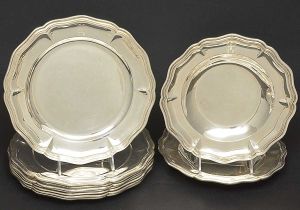 Conjunto de <b>10 "sousplats" </b>em prata mexicana, teor 900 ml da cidade de Mendoza. Brasão de armas e borda movimentada e filetada. Diâm. 26,5 cm. Peso 6985 gramas.