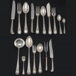 <b>Faqueiro </b>em prata portuguesa 833 ml, decorado com estilizações e perolados. Contraste da cidade do Porto usado a partir de 1938. Constando de 12 garfos de mesa, 12 facas de mesa, 12 colheres de sopa, 12 garfos de peixe, 12 facas de peixe, 12 garfos de sobremesa, 12 facas de sobremesa, 12 colheres de sobremesa, 12 colheres de chá, 12 colheres de café e 7 peças de servir. Lâminas em aço inoxidável em excelente estado. Total de 127 peças. Peso 5400 gramas.