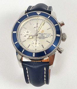 <b>Relógio de pulso suíço, marca BREITLING</b>, mostrador prateado, moldura azul, recurso de data. Movimento automático. Cristal de safira antirreflexo, resistente a arranhões. Moldura giratória. Diâm. da caixa 46 mm. Acompanha certificado.