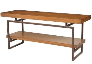 Belo <b>aparador</b> de forma retangular provavelmente europeu, em madeira clara, com dois "plateaux" montados em suporte metálico. Década de 60. Med. 81 x 181 x 61 cm