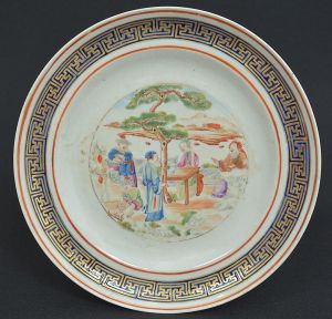 <b>Serviço dos Correios Montados - Prato</b> circular em porcelana Companhia das Índias policromada nos esmaltes da Família Rosa. Este prato faz parte do serviço conservado por D. Pedro de Orleans e Bragança no palácio Grão Pará em Petrópolis. Foi levado pela princesa Isabel para o castelo d'Eu na França e posteriormente trazido para aquele palácio. Fins do séc. XVIII. Apresenta vários "cachets" de proveniência no verso. Restaurado. Referências bibliográficas nos mais conceituados livros de porcelana publicados. Diâm. 20 cm