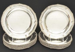 <b>Conjunto de 18 pratos rasos ou "sousplats"</b> em prata inglesa timbrada, do período George III. Centro liso e borda levemente movimentada decorada com godrões e acantos. Contraste da cidade de Londres de 1807 e marca do prateiro SAMUEL MANSELL. Diâm. 26 cm. Peso 11790 gramas.