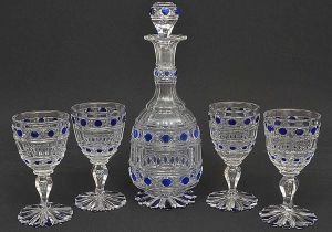 <b>Marquesa de Santos - Domitila de Castro Canto e Melo </b>- Conjunto de garrafa e 4 copos de pé alto em cristal BACCARAT com lapidação dita "confetti" em "overlay azul". Reproduzido às págs. 310 e 311 do livro "O Cristal no Império do Brasil" por Jorge Getúlio Veiga, Carlos Eduardo de Castro Leal e João Augusto de Souza Lima. Alt. 18,5 e 14,5 cm