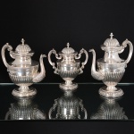 <b>Serviço p/ chá e café </b>constando de 2 bules e açucareiro em prata com decoração em gomos e alças recamadas por volutas. Alt. do bule maior 26 cm. Peso 2000 gramas.