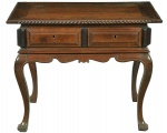 Bela <b>mesa de apresentação</b> portuguesa do séc. XVIII, em jacarandá. Caixa retangular com duas gavetas e laterais almofadadas. Apresenta também duas gavetas posteriores simuladas. Aba adornada por entalhe em forma de corda. Saia em ondulações e pernas recurvadas terminadas em sapatas. Med. 81 x 102 x 68 cm
