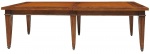 Bela <b>mesa de jantar</b> francesa construída no sistema elástico. Tampo retangular ornamentado por friso em madeira clara. Caixa reta apoiada em largas pernas no formato de colunas caneladas de secção quadrangular rematadas por sapatas. Detalhes perolados e adornos em bronze. Acompanha duas tabuas extensoras. Med. 78 x 250 x 110 cm