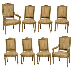 Conjunto de <B>8 cadeiras francesas, sendo 2 de braços</b>, transição Louis XV / Louis XVI, em madeira patinada e dourada, entalhada com composições fitomorfas, tendo ao topo botões de flores. Pernas retilíneas e forração em seda. Séc. XIX / XX. Alt. 100 cm
