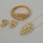 <b>Conjunto de pulseira, colar e par de brincos</b> em ouro 18k e diamantes: a) Colar com 14 diamantes "full brilliant cut". Peso aproximado dos diamantes 0,70 quilate. Peso total 17,50 gramas; B) Pulseira com 34 diamantes "full brilliant cut". Peso aproximado 1,70 quilates. Peso total 52,80 gramas; C) Par de brincos com 18 diamantes "full brilliant cut". Peso aproximado 0,90 quilate. Peso total 12,60 gramas.