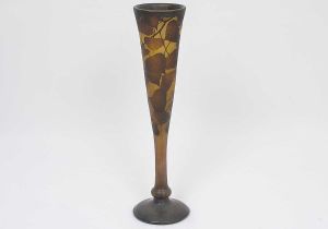 <b>DAUM NANCY - Vaso </b>cônico de base circular em "cameo glass" decorado com folhagens em âmbar, sépia e amarelo. Ass. Alt. 51 cm