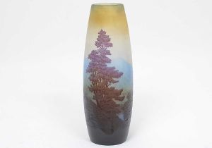 <b>EMILE GALLÉ - Vaso</b> de forma cilíndrica abaulada em "cameo glass", decorado por paisagem montanhosa com lago em tonalidade de roxo e azul com borda amarelada. Assinado. Alt. 33 cm