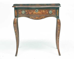 <b>Mesa de encostar</b> holandesa construída em madeiras nobres. Estrutura movimentada com gaveta à frente e pernas recurvadas. Belo trabalho em "marqueterie" com vaso neoclássico ao centro emoldurado por figuras de aves e cornucópias floridas. Ferragens em bronze. Séc. XVIII. Med. 75 x 76 x 47 cm