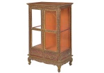 <b>Móvel vitrine</b> europeu em madeira nobre profusamente entalhada em composições de botões de flores e volutas. Apresenta laterais e duas portas com painéis envidraçados e interior com pátina alaranjada. Duas gavetas inferiores e pés em garras sobre bolas. Séc. XVIII. Med. 127 x 74 x 48 cm
