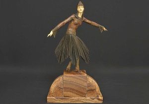 <b>DEMÉTRE H. CHIPARUS</b> - "Starlight dancer". Escultura criselefantina Art Déco em bronze patinado com rosto e mãos em marfim. Base em mármore rajado. Assinada na base. Dedo mínimo da mão direita faltando imperceptível parte. Med. 59,5 x 34 x 9,5 cm