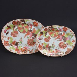 <B>Conjunto de duas travessas</b> de forma ovaladas, em porcelana Companhia das Índias decorada em policromia nos esmaltes da Família Rosa no padrão conhecido como "Folha de Chá". Séc. XVIII. Compr. 29 e 25,5 cm