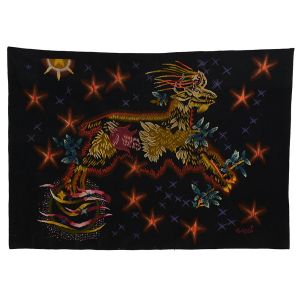 <b>JEAN LURÇAT</b> (1892 - 1966) - "Le Bouc aux Étoiles". <b>Tapeçaria</b> em lã. No verso "cachet" do atelier com numeração, selo e garantia de origem. Lurçat foi um artista inovador e pioneiro que revitalizou e modernizou a indústria da tapeçaria francesa no séc. XX, onde seu trabalho torna-se parte do décor das sofisticadas residências conteporâmeas. Artista mistura com maestria elementos do surrealismo com influências tribais e do "psicodelismo celestial", num contraste perfeito de cores. Estudou na academia de Beaus-Arts de Paris, onde aprendeu o ofício com o mestre Bernard Naudin e Jean-Paul Lafitte. Foi no "atelier" de Naudin que Lurçat teve forte convívio com Cézanne, Matisse e outros grandes artistas, onde juntos participaram de importantes exposições. Assinado cid. Med. 147 x 210 cm
