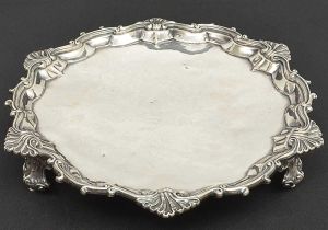 Bela <b>salva</b> em prata portuguesa, apresentando feitio circular, borda movimentada com volutas e conchas e triplos pés acompanhando o estilo. Contraste da cidade de Lisboa do início do séc. XVIII. Marca de ourives não identificada, porém, registrada sob o nº 366 no livro de "Vidal". Diâm. 27 cm