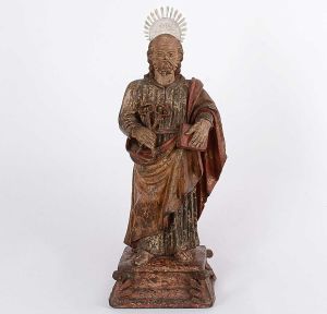 <b>MESTRE DE ITÚ </b> - Belíssima e rara imagem de <b>São Pedro </b> em barro cozido e queimado. Panejamento das vestes e manto em pregueados verticais e diagonais. A mão esquerda sustenta o Evangelho e a mão direita as chaves do céu. Pés descalços e resplendor em prata. São Paulo. Séc. XVII / XVIII. Alt. 53,5 cm