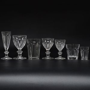 <B>Conjunto de copos em cristal francês BACCARAT </B>lapidado no modelo "Harcourt". Constando de 5 copos s/ pé para água, 5 flutes p/ "champagne", 4 copos p/ água, 8 copos de vinho tinto, 8 copos de vinho branco, 8 copos p/ whisky e 4 copos de licor. Total de 42 peças. Marcas da "Cristallerie" nas bases.