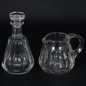 <B>Conjunto de jarra e garrafa</B> em cristal francês BACCARAT lapidado no modelo "Harcourt". Marcas da "Cristallerie" nas bases. Alts. 22 e 13 cm