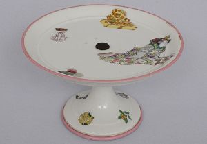 <b>Barão de Avellar e Almeida</b> (Laurindo de Avelar e Almeida) - Fruteira de pé em porcelana francesa LIMOGES, apresentando monograma sob coroa e decoração "a la japonaise" em policromia. Marca da manufatura no verso. Séc. XIX. Pequeno restauro na borda. Referências bibliográficas à pág. 243 do livro "Louça da Aristocracia no Brasil", por Jenny Dreyfus. Alt. 12,5 cm; Diâm. 21,5 cm