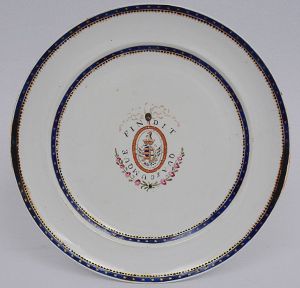 <b>Quinto Conde de Sarzedas</b> (Bernardo José Maria da Silveira e Lorena) - Prato raso circular em porcelana Companhia das Índias. Ao centro o brasão armorial do referido nobre. Caldeira e borda decoradas por filetes com estrelinhas à ouro sobre fundo azul. Parte da borda à esquerda com restauro. Restaurado. Referências bibliográficas à pág. 150 e 151 do livro "Louça da Aristocracia no Brasil", por Jenny Dreyfus. Diâm. 25 cm