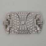 <b>Placa de diamantes</b> montada em platina e pendente com um total de cento e quarenta e sete diamantes lapidação Brasil. Pedra central com aproximadamente 0,45 quilates e as demais com o peso total aproximado de 6,45 quilates. Peso total da peça 15,45 gramas.