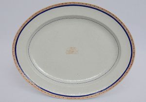 <b>Primeiro Visconde, com grandeza, da Cachoeira. Travessa</b> oval em porcelana Companhia das Índias. Ao centro monograma do referido nobre. Aba em policromia com filete e pontilhados em azul e outro com "rouge de fer" realçado a ouro. Fundo branco. Séc. XIX. Referências bibliográficas à pág. 115 do livro "Louça da Aristocracia no Brasil", por Jenny Dreyfus. Med. 37,5 x 30 cm