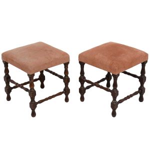 <b>Par de pequenos mochos</b> luso brasileiros, no estilo colonial, com estrutura em segmentos de madeira torneada e assento em camurça. Séc. XIX. Tecido com manchas. Med. 45 x 38 x 38 cm