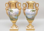Belo <b>par de vasos</b> franceses Império em porcelana ricamente policromada com paisagens bucólicas e figuras masculinas em pesca. Alças modeladas em figuras de cisne e base em "plateau" quadrado. Ricos realces a ouro. Adaptados para luz elétrica. Marca da manufatura na base. Alt. dos vasos 44,5 cm