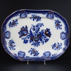 <b>Travessa</b> retangular em cerâmica inglesa dita "azul borrão" decorada com flores sobre fundo branco. Séc. XIX. Fios de cabelo no verso. Med. 37,5 x 28 cm