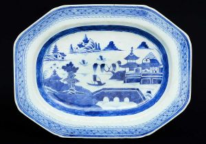 <b>Travessa funda</b> de forma retangular e cantos chanfrados em porcelana chinesa dita Macau, do séc. XVIII, decorada com paisagem lacustre e pagodes em azul índigo "underglaze". Borda em arabescos. Med. 35,5 x 27,5 cm